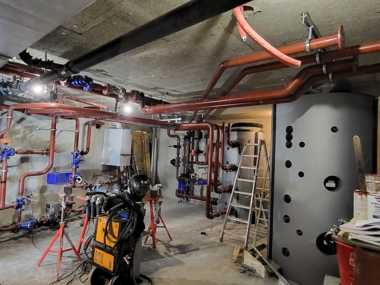 Installation d’un réseau bi-énergies dans un bâtiment neuf à usage d’habitation, Neotech Energies, expert chauffagiste Genève