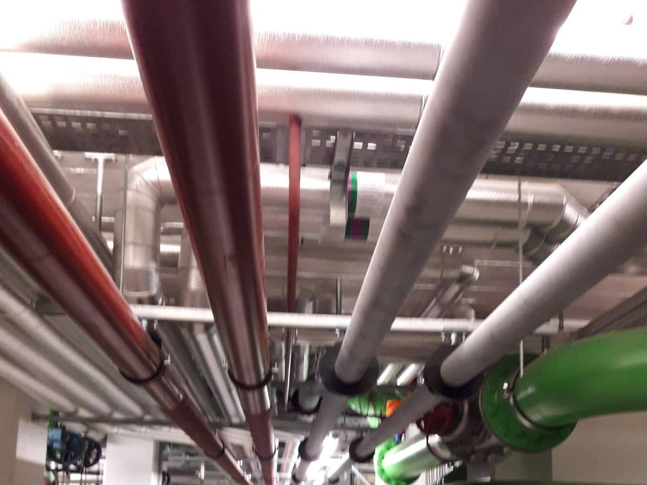 Installation réseau chaud et froid dans un bâtiment international, Neotech Energies, expert chauffagiste Genève